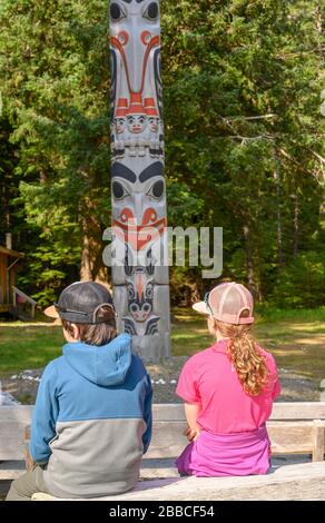 Gwaii Haanas Legacy Pole de Jaalen Edenshaw, à Windy Bay, réserve de parc national Gwaii Haanas, Haida Gwaii, anciennement connue sous le nom d’îles de la Reine-Charlotte, Colombie-Britannique, Canada Banque D'Images