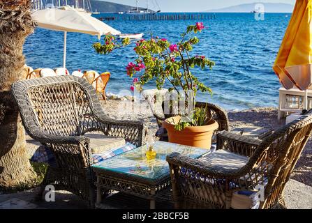 Des chaises en bois et table en restaurant en bord de mer de Bodrum, Turquie Banque D'Images