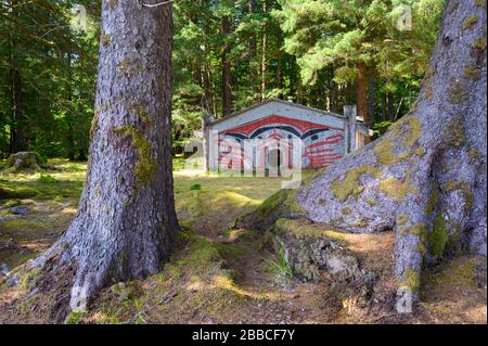 En regardant autour de Hlk'yah Gawga , Windy Bay, réserve de parc national Gwaii Haanas, Haida Gwaii, anciennement connue sous le nom d'îles de la Reine-Charlotte, Colombie-Britannique, Canada Banque D'Images