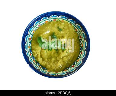 Soupe de dhal aux épinards épicés, soupe de lentilles indiennes. Banque D'Images