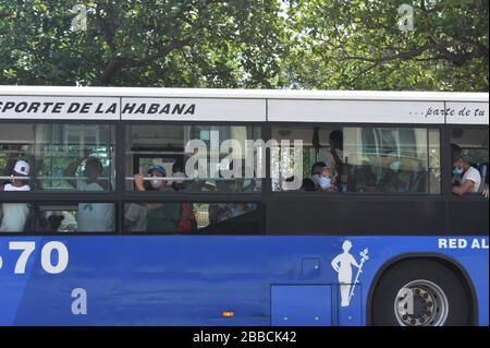 La Havane, Cuba. 30 mars 2020. Les personnes portant un masque prennent un bus à la Havane, Cuba, le 30 mars 2020. Crédit: Zhu Wanjun/Xinhua/Alay Live News Banque D'Images