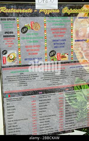 Monte Gordo, Portugal - 18 novembre 2019: Menu multilingue pour un restaurant touristique dans une station balnéaire sur la côte de l'Algarve, en cuisine portugaise Banque D'Images