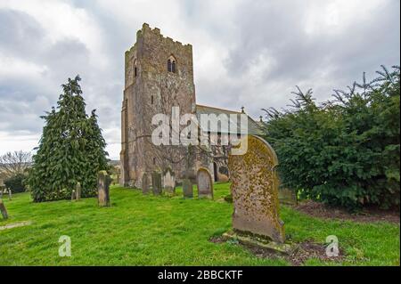 Ancienne église et cimetière dans une communauté rurale anglaise de campagne Banque D'Images