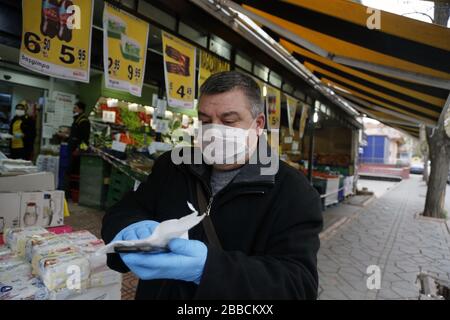 (200331) -- ANKARA, le 31 mars 2020 (Xinhua) -- une boutique d'hommes dans un supermarché à Ankara, Turquie, le 30 mars 2020. La Turquie a annoncé lundi 37 décès supplémentaires de COVID-19, alors que le nombre total de cas d'infection dans le pays est passé à 10,827. (Photo de Mustafa Kaya/Xinhua) Banque D'Images