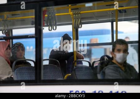 (200331) -- ANKARA, le 31 mars 2020 (Xinhua) -- les personnes portant des masques prennent le bus à Ankara, Turquie, le 30 mars 2020. La Turquie a annoncé lundi 37 décès supplémentaires de COVID-19, alors que le nombre total de cas d'infection dans le pays est passé à 10,827. (Photo de Mustafa Kaya/Xinhua) Banque D'Images