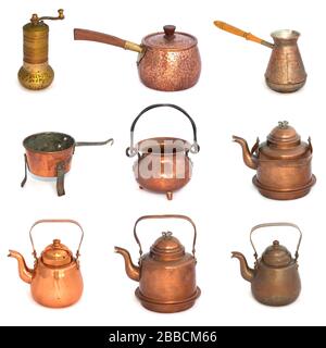 Collection de plats en cuivre vintage sur fond blanc. Pleine taille. Banque D'Images