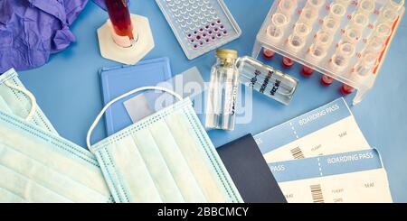 passeport avec carte d'embarquement et masque chirurgical médical pour une protection contre le coronavirus sur un fond bleu vif. Mise en page pour les nouvelles sur le Banque D'Images