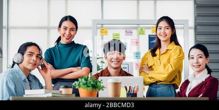 Portrait des bras de développeur et de concepteur d'interface utilisateur d'asian ux croisé et souriant en toute confiance au bureau moderne.agence de développement numérique créative Banque D'Images