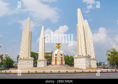 BANGKOK, THAÏLANDE - 17 MARS 2017 : le monument de la démocratie dans le centre de Bangkok. Le monument a été construit pour honorer la constitution thaïlandaise. Banque D'Images
