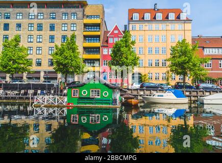 Copenhague, Danemark - 23ème mai 2017 : Bâtiments et des réflexions sur le Canal Christianshavn à Copenhague. Banque D'Images