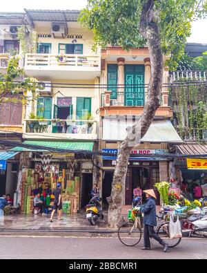 HANOI, VIETNAM - 19 MARS 2017: Vues le long des rues à Hanoi Vietnam pendant la journée. L'extérieur des bâtiments et des gens peut être vu. Banque D'Images