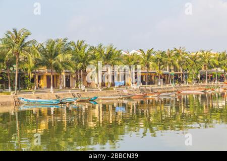 HOI AN, VIETNAM - 25 MARS 2017: La ligne d'horizon de Hoi an de l'autre côté de la rivière Thu bon dans la ville ancienne Hoi an pendant la matinée. Des réflexions peuvent être vues Banque D'Images
