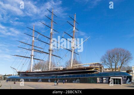 LONDRES, Royaume-Uni - 21 MARS 2020: L'extérieur du musée Cutty Sark à Greenwich. Montrer le navire et quelques personnes. Banque D'Images