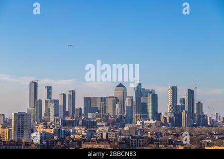Vue sur la ville de Londres en direction de Canary Wharf. Montrant la ville pendant la journée avec beaucoup d'espace de copie dans le ciel Banque D'Images