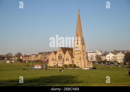 LONDRES, Royaume-Uni - 22 MARS 2020: L'extérieur de l'église des Saints à Blackheath. Les gens peuvent être vus à l'extérieur. Banque D'Images