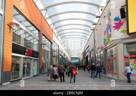 Les clients de Trinity marchent dans un centre commercial moderne à Wakefield, dans le West Yorkshire Banque D'Images