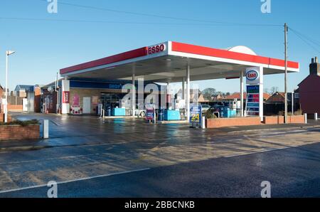 Station essence Esso à Tadcaster, dans le Yorkshire du Nord Banque D'Images