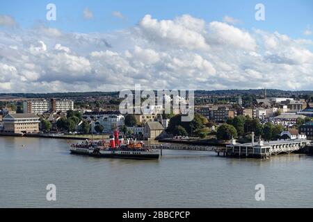 Passagers à bord du bateau à vapeur Paddlesteer Waverley sur la Tamise à Gravesend Pier, Kent Banque D'Images