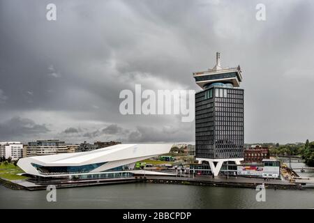 La construction du centre culturel moderne Eye Film Museum avec LA tour A's et l'observation A'AM, Amsterdam, Hollande, Pays-Bas Banque D'Images