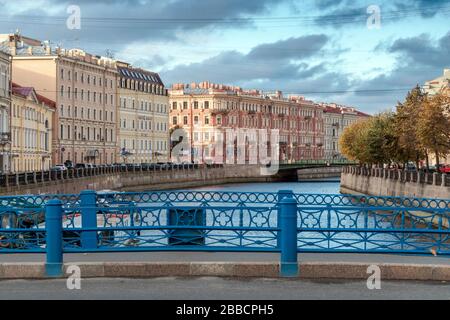 Vue depuis le pont bleu de la rivière Moyka et des bâtiments sur la rive, Saint-Pétersbourg, Russie Banque D'Images