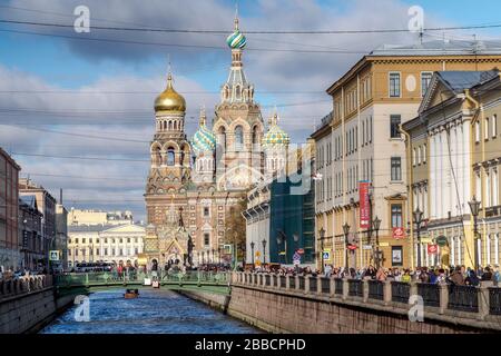 L'Église du Sauveur sur le sang renversé et le pont italien sur le canal de Griboedov, Saint-Pétersbourg Russie Banque D'Images