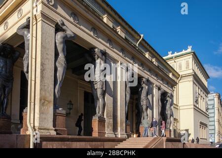 Sculptures d'Atlantes, Portico du nouvel Hermitage sur la rue Millionnaya, Musée de l'Hermitage, Saint-Pétersbourg Russie Banque D'Images