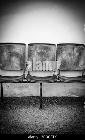 Des chaises en métal antique, détail d'une chaise dans la ville, se détendre et se reposer Banque D'Images