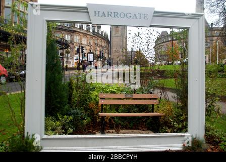 Vue sur Harrogate à travers un immense cadre photo, les jardins de Montpellier, le North Yorkshire Banque D'Images