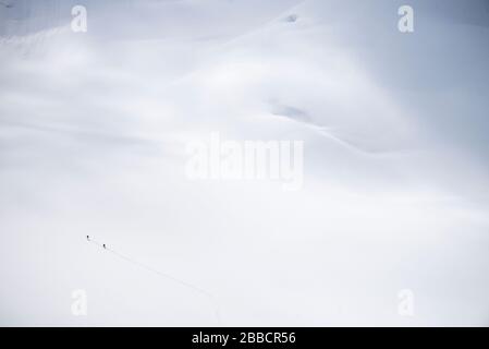 Deux skieurs de fond sur un glacier de la vallée Jumbo, en Colombie-Britannique Banque D'Images