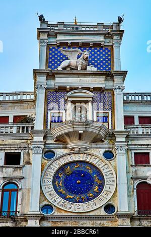 La Tour de l'horloge de Venise est un bâtiment datant du début de la Renaissance situé sur le côté nord de la Piazza San Marco, à l'entrée de la Merceria. Il comprend un Banque D'Images