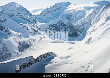 Lac du glacier suspendu et de la montagne Jumbo en hiver, montagnes Purcell (Colombie-Britannique) Banque D'Images