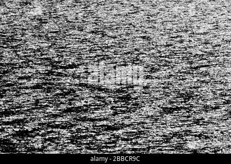 Modèle basé sur les réflexions des vagues en argent et en noir dans une mer sombre Banque D'Images