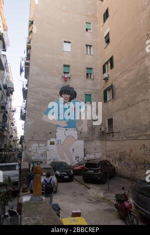 Une grande fresque de Diego Armando Maradona conçue sur le côté d'un bâtiment dans le quartier espagnol de Naples, Italie. Banque D'Images