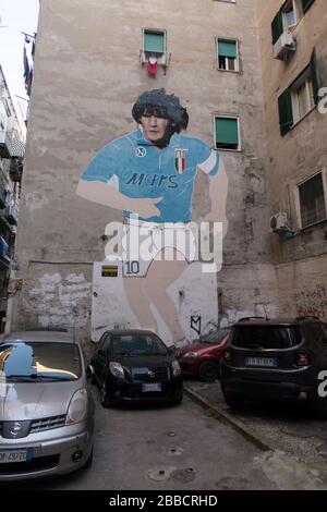 Une grande fresque de Diego Armando Maradona conçue sur le côté d'un bâtiment dans le quartier espagnol de Naples, Italie. Banque D'Images