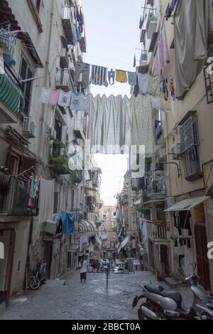 Vue sur une allée étroite dans le quartier espagnol de Naples Banque D'Images