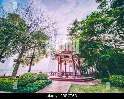 La tour Canton officiellement la télévision de Guangzhou astronomique et touristique. Vue depuis l'entrée du parc avec pavillon chinois traditionnel. Nouveau et Banque D'Images