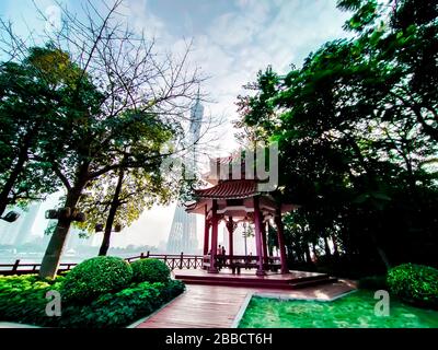 La tour Canton officiellement la télévision de Guangzhou astronomique et touristique. Vue depuis l'entrée du parc avec pavillon chinois traditionnel. Nouveau et Banque D'Images