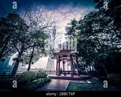 La tour Canton officiellement la télévision de Guangzhou astronomique et touristique. Vue depuis l'entrée du parc avec pavillon chinois traditionnel. Nouveau et Banque D'Images