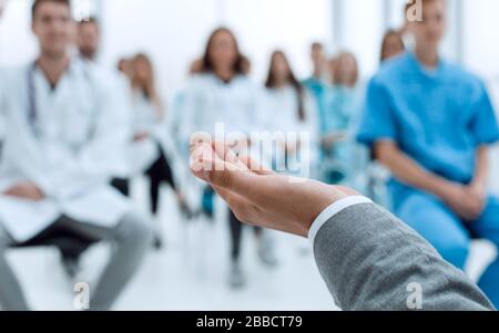 Image d'un président et d'un groupe de médecins dans une salle de conférence Banque D'Images