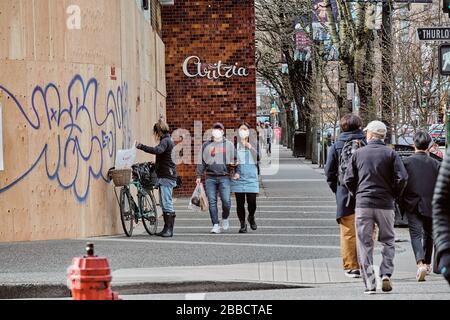 VANCOUVER, C.-B., CANADA 30 MARS 2020 : les magasins de détail des rues de Vancouver barricissent leur vitrine au milieu de la crise des spreads de coronavirus. Banque D'Images