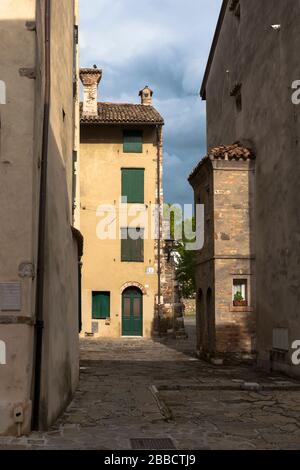 Calle del Palazzo et Campo Sant'Ermagora e Fortunato Beyond, Grado, Friuli-Venezia-Giulia, Italie Banque D'Images