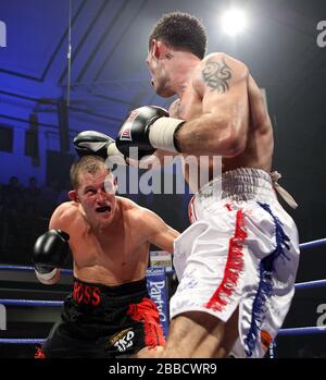 Nigel Wright (short de shite) bat Ross Minter (rouge/noir) short, Prizefalighter 'The Welterpodss' boxe au York Hall, Bethnal Green, promu par M Banque D'Images