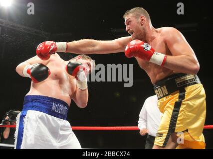 Tyson Fury (short d'or) bat John McDermott pour gagner le titre de boxe à fort poids anglais au Centre Brentwood, dans l'Essex, promu par Frank Maloney Banque D'Images