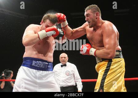 Tyson Fury (short d'or) bat John McDermott pour gagner le titre de boxe à fort poids anglais au Centre Brentwood, dans l'Essex, promu par Frank Maloney Banque D'Images