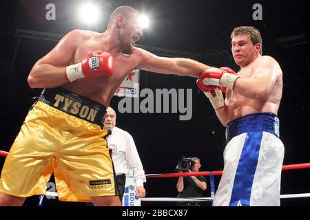 Tyson Fury (short d'or) bat John McDermott pour gagner le titre de boxe à fort poids anglais au Centre Brentwood, dans l'Essex, promu par Frank Maloney Banque D'Images