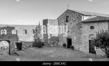 Belle vue sur l'église de San Giorgio dans le centre historique de Montemerano, Grosseto, Toscane, Italie, en noir et blanc Banque D'Images