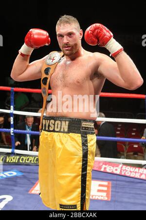 Tyson Fury (short d'or) bat John McDermott pour gagner le titre de boxe à fort poids anglais au Centre Brentwood, dans l'Essex, promu par Frank Maloney Banque D'Images