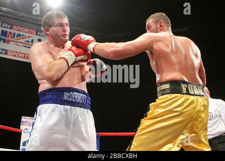 Tyson Fury (short d'or) bat John McDermott pour gagner le titre de boxe à fort poids anglais au Centre Brentwood, dans l'Essex, promu par Frank Maloney Banque D'Images