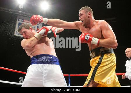 Tyson Fury (short d'or) bat John McDermott pour gagner le titre de boxe à fort poids anglais au Centre Brentwood, dans l'Essex, promu par Frank Maloney Banque D'Images