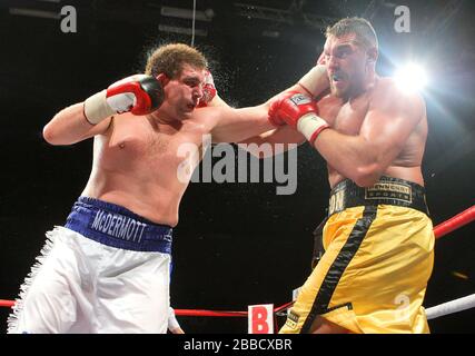 Tyson Fury (short d'or) bat John McDermott pour gagner le titre de boxe à fort poids anglais au Centre Brentwood, dans l'Essex, promu par Frank Maloney Banque D'Images